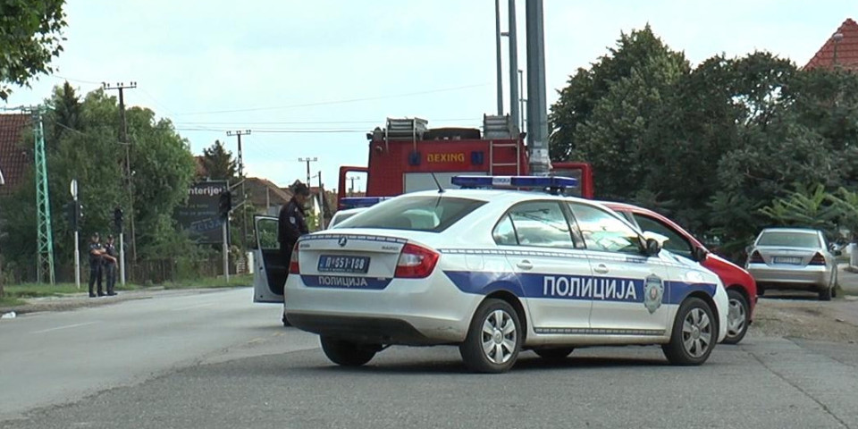 DRAMA U PROKUPLJU, MOGLA JE DA BUDE I VEĆA! Povređena devojčica gurnula je svoju drugaricu spasivši je od TOČKOVA SMRTONOSNOG AUTOMOBILA!